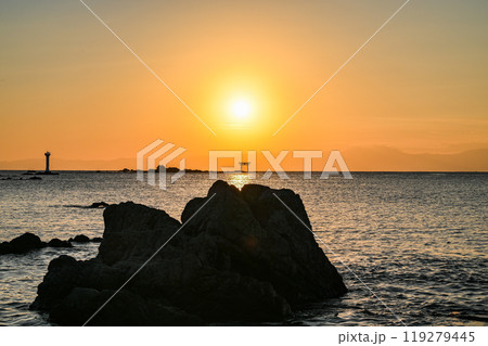 神奈川県葉山町森戸海岸からの夕日 神奈川県葉山町森戸海岸からの夕日 119279445