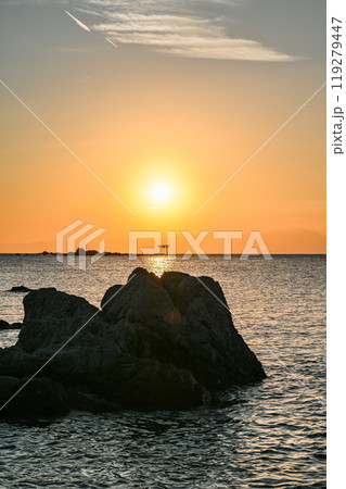神奈川県葉山町森戸海岸からの夕日 119279447