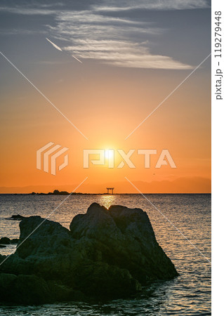 神奈川県葉山町森戸海岸からの夕日 神奈川県葉山町森戸海岸からの夕日 119279448