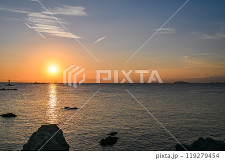 神奈川県葉山町森戸海岸からの夕日 神奈川県葉山町森戸海岸からの夕日 119279454