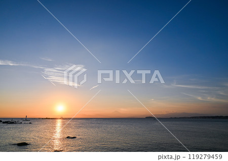 神奈川県葉山町森戸海岸からの夕日 119279459