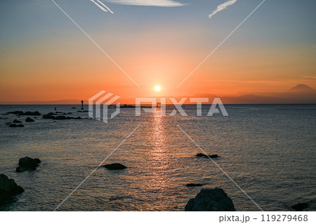 神奈川県葉山町森戸海岸からの夕日 神奈川県葉山町森戸海岸からの夕日 119279468