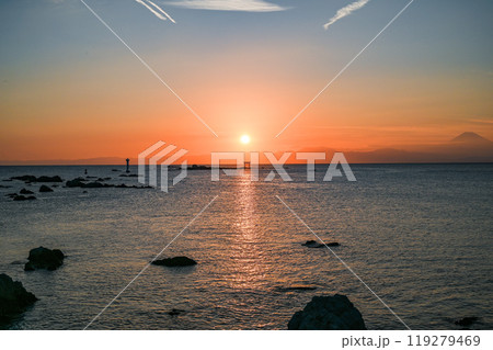 神奈川県葉山町森戸海岸からの夕日 神奈川県葉山町森戸海岸からの夕日 119279469