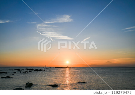 神奈川県葉山町森戸海岸からの夕日 119279473