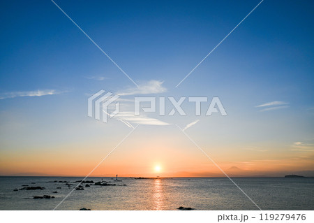 神奈川県葉山町森戸海岸からの夕日 119279476