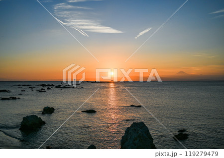神奈川県葉山町森戸海岸からの夕日 119279479