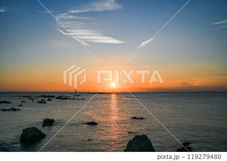 神奈川県葉山町森戸海岸からの夕日 119279480