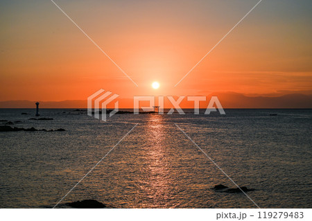 神奈川県葉山町森戸海岸からの夕日 神奈川県葉山町森戸海岸からの夕日 119279483
