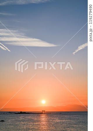 神奈川県葉山町森戸海岸からの夕日 神奈川県葉山町森戸海岸からの夕日 119279490