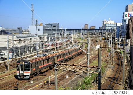 桑名駅付近の3種類の異なる線路幅が並ぶ区間を走る快速みえと近鉄電車 119279893