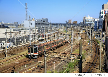 桑名駅付近の3種類の異なる線路幅が並ぶ区間を走る快速みえと近鉄電車 桑名駅付近の3種類の異なる線路幅が並ぶ区間を走る快速みえと近鉄電車 119279894