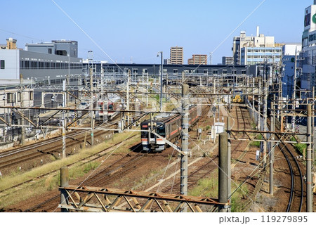 桑名駅付近の3種類の異なる線路幅が並ぶ区間を走る快速みえと近鉄電車 119279895