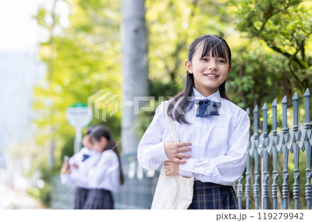 通学する小学生 119279942