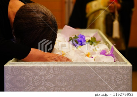 別れを惜しむ娘さん 119279952