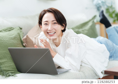 ソファでくつろぐ女性 119280253