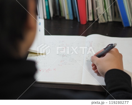勉強している学生(ノート・問題集) 勉強している学生(ノート・問題集) 119280277