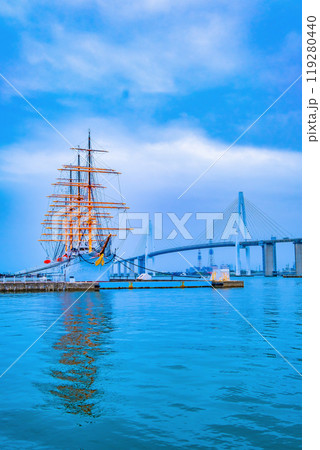 海王丸と新湊大橋 119280440
