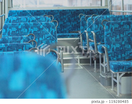 無人の路線バスの車内（後方座席） 119280485
