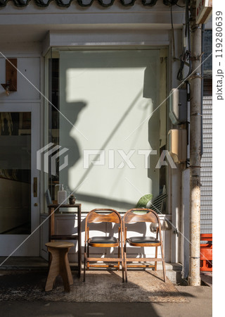 路地の椅子（三重県伊賀市上野　新天地アーケード） 119280639