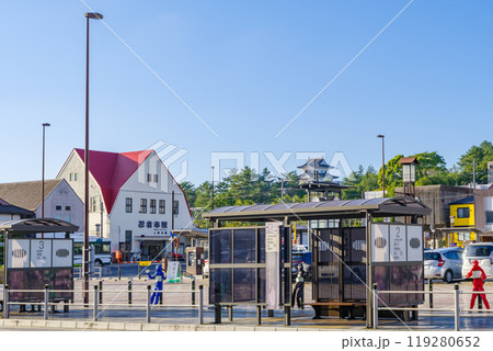 上野市駅（忍者市駅）と伊賀上野城　三重県伊賀市 119280652