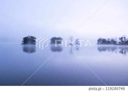 霧で真っ白な景色 霧で真っ白な景色 119280746