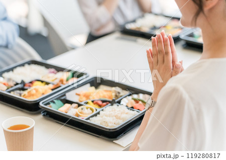 会議で出される仕出し弁当・福利厚生・ケータリング・デリバリー・社員食堂・社内カフェ・食事委託 119280817