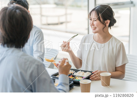社員食堂でランチ・仕出し弁当・デリバリー・ケータリングの弁当を食べる男女（福利厚生） 119280820