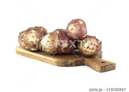 Fresh Jerusalem artichokes on wooden cutting board Fresh Jerusalem artichokes on wooden cutting board 119280867