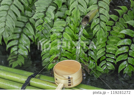 秋の貴船神社　手水舎 119281272