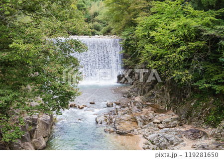 岐阜県【木曽路・旧中山道】橋から見る落合川と滝【落合宿　滝場】 119281650