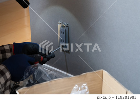 住宅の電気工事コンセントプレートの交換 119281983