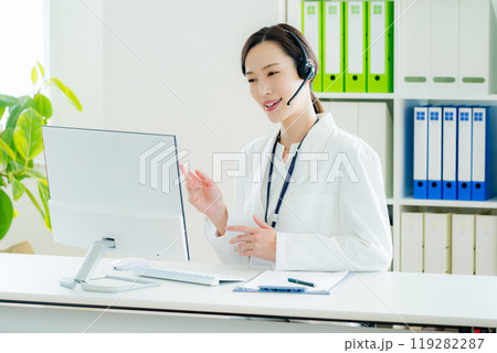 白衣を着た医療関係者のオペレーター 119282287