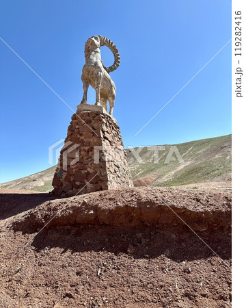 キルギスとタジキスタンの中間地点にあるアイベックス像 119282416