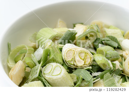 フリーズドライのきざみ葱のクローズアップ 119282429