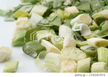 フリーズドライのきざみ葱のクローズアップ 119282455