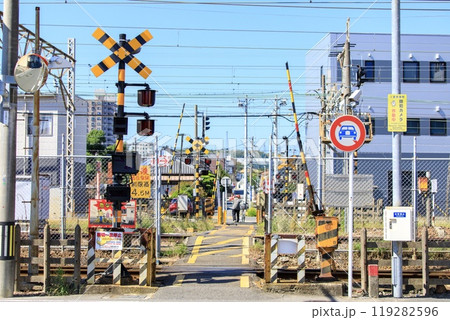 桑名市、桑名駅付近の3種類の異なる線路幅が並ぶ踏切(三岐鉄道側) 桑名市、桑名駅付近の3種類の異なる線路幅が並ぶ踏切(三岐鉄道側) 119282596