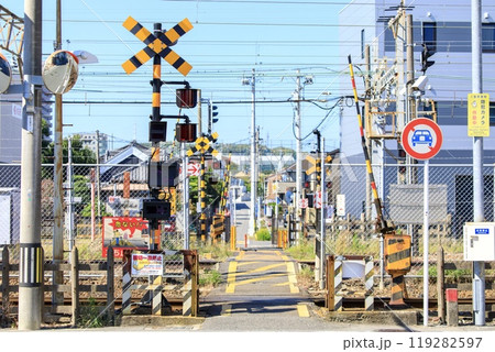 桑名市、桑名駅付近の3種類の異なる線路幅が並ぶ踏切（三岐鉄道側） 119282597