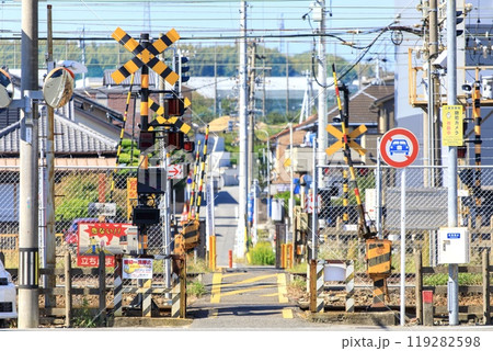 桑名市、桑名駅付近の3種類の異なる線路幅が並ぶ踏切（三岐鉄道側） 119282598