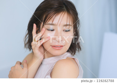 若い女性のビューティー メイクアップ 若い女性のビューティー メイクアップ 119282788