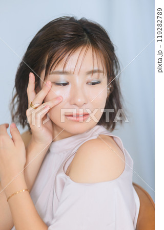 若い女性のビューティー メイクアップ 若い女性のビューティー メイクアップ 119282789