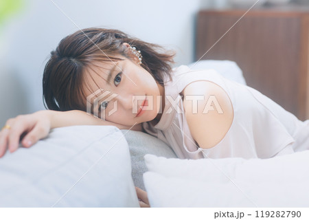 若い女性のビューティー　メイクアップ 119282790