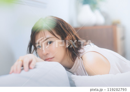 若い女性のビューティー　メイクアップ 119282793