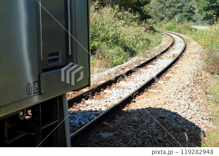 ローカル線　電車が通った後 119282948