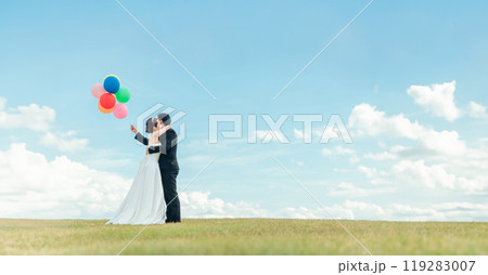 空バックの新郎新婦(ウェディング・結婚式・ブライダル・バルーンリリース・フォトウェディング) 空バックの新郎新婦(ウェディング・結婚式・ブライダル・バルーンリリース・フォトウェディング) 119283007