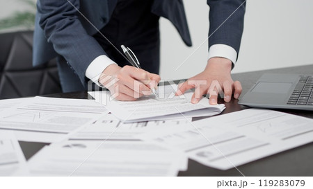 急いで資料を確認するビジネスマンの手元 急いで資料を確認するビジネスマンの手元 119283079