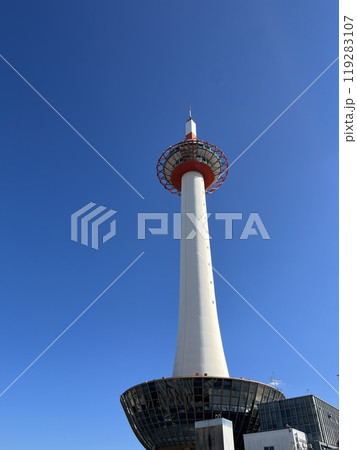 快晴の日の京都タワー 119283107