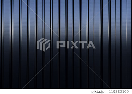 垂直の溝が特徴的な黒い金属表面 119283109