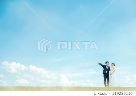 空バックの新郎新婦（ウェディング・結婚式・ブライダル・ロケーションフォト・フォトウェディング） 119283110