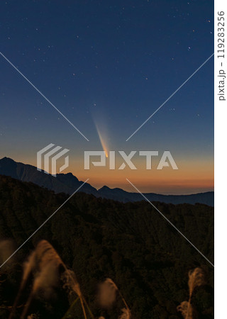 越後駒ヶ岳に沈む紫金山アトラス彗星 越後駒ヶ岳に沈む紫金山アトラス彗星 119283256