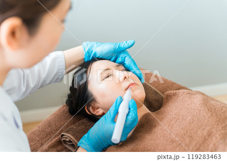 唇のアートメイクの施術を受ける女性（リップアートメイク） 119283463